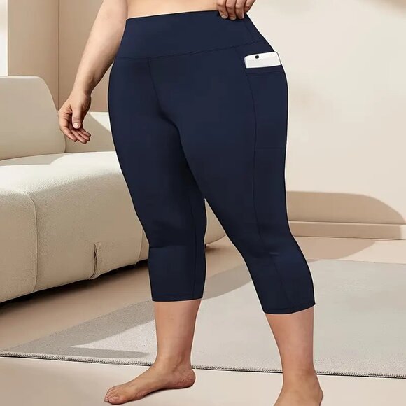 Women's Buttery Soft Capri Yoga Leggings w/Pockets 1X-3X Navy - Picture 1 of 4